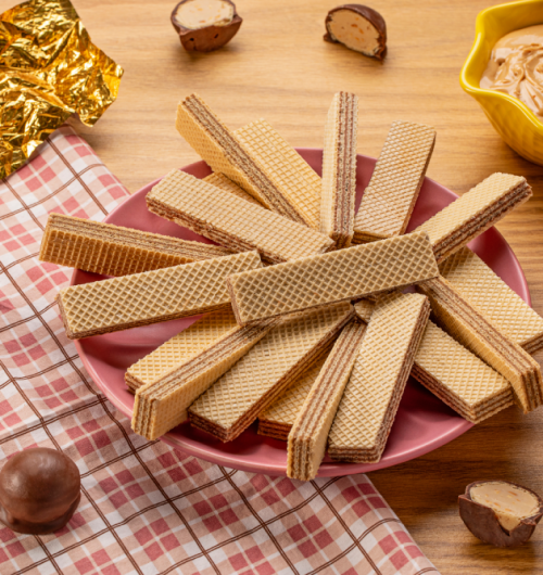 Wafer sabor creme de bombom em prato, sobre fundo claro.
