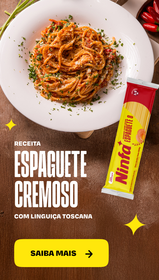 Prato de espaguete, com molho vermelho, linguiça e manjericão, ao lado da embalagem de espaguete.