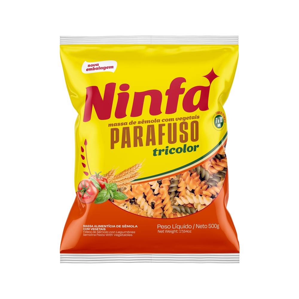 Embalagem de macarrão parafuso com vegetais de 500g em pé, com rótulo vermelho e amarelo, exibindo janela transparente com a massa colorida.