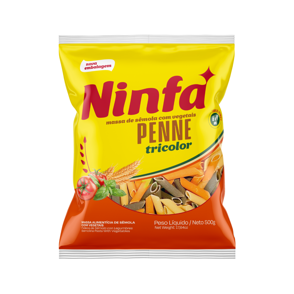 Embalagem de macarrão penne tricolor sêmola de 500g em pé, com rótulo amarelo e vermelho, exibindo janela transparente com a massa.
